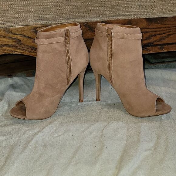 Beautiful Shoe Republic L.A. Fuax Suade Booties! - Picture 5 of 9